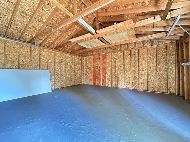 Building Photo - 3 Bedroom 1.5 Bathroom Finished Basement 2...