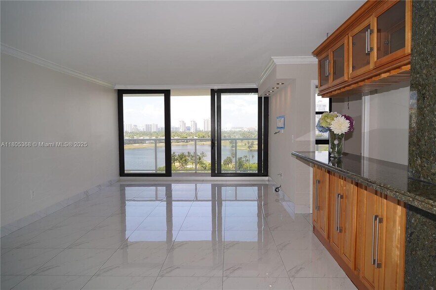 Building Photo - 3731 N Country Club Dr
