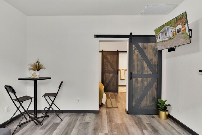 Building Photo - 902 Residence St