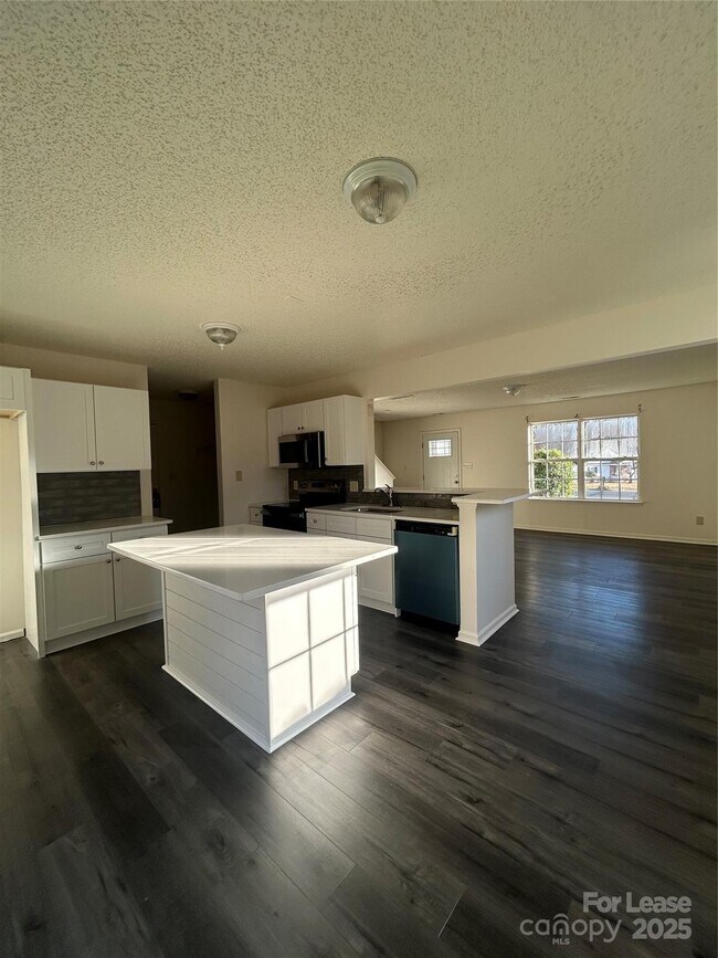 Building Photo - 2893 Signal Ct SW