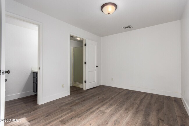 Building Photo - 738 S Beck Ave