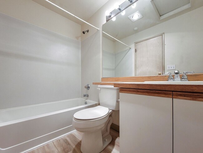 Building Photo - Kent East Hill Townhome with Garage & Patio