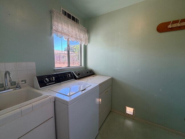 Building Photo - 880 S Ramona St