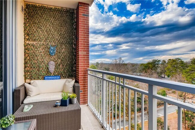 Building Photo - 1820 Peachtree Rd NW