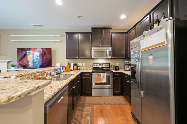 Building Photo - 3bed/2.5 bath Townhouse Near NCCU & Southpoint Mall!