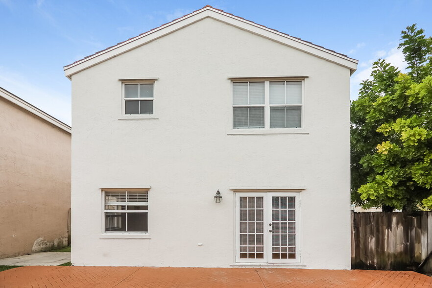 Building Photo - 6252 Seminole Terrace