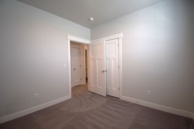 Building Photo - Bright 3 bed Condo with Pool, HOA, and Great Amenities!!
