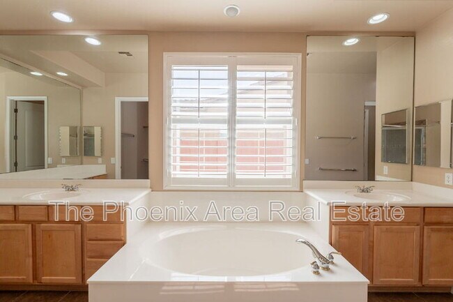 Building Photo - 716 E Runaway Bay Pl