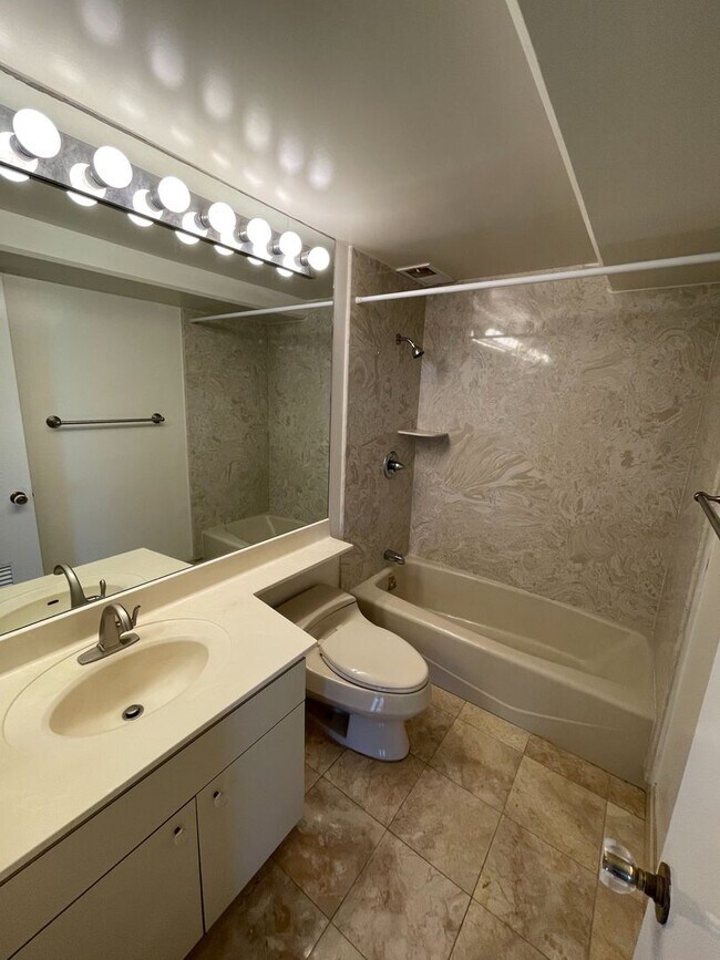 Building Photo - 2 bed, 2 bath at the Marco Polo. Dont miss...