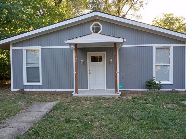 Primary Photo - 1926 Summit Dr