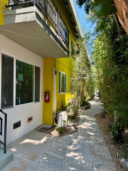 Building Photo - 2488 Beachwood Dr