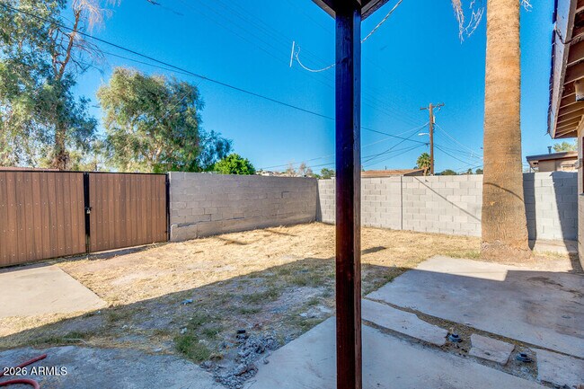 Building Photo - 1320 W 6th St