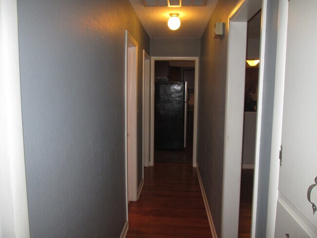Building Photo - PRELEASING for Mid-July 2026! (3) Bed/(1.5) Pet Negotiable!