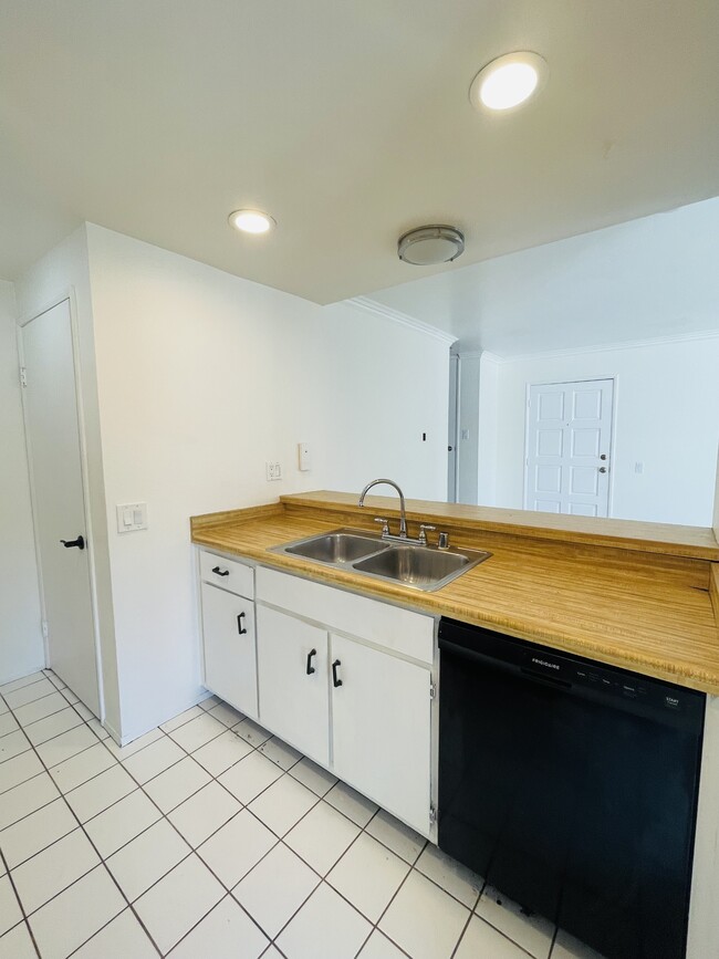 Building Photo - 7076 Park Mesa Way