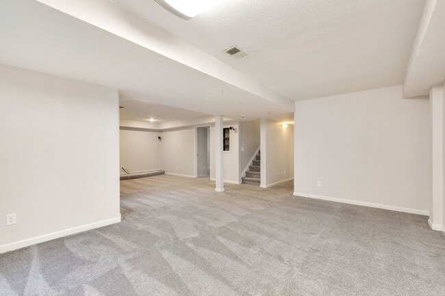 Building Photo - Updated 3-Bedroom Townhome in Ideal Location