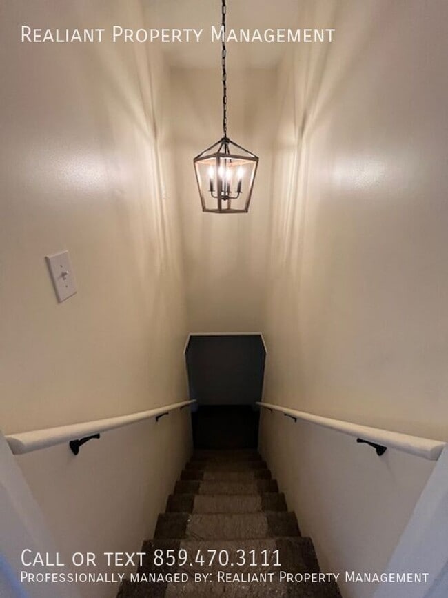 Building Photo - 501 Hickory Hill Dr