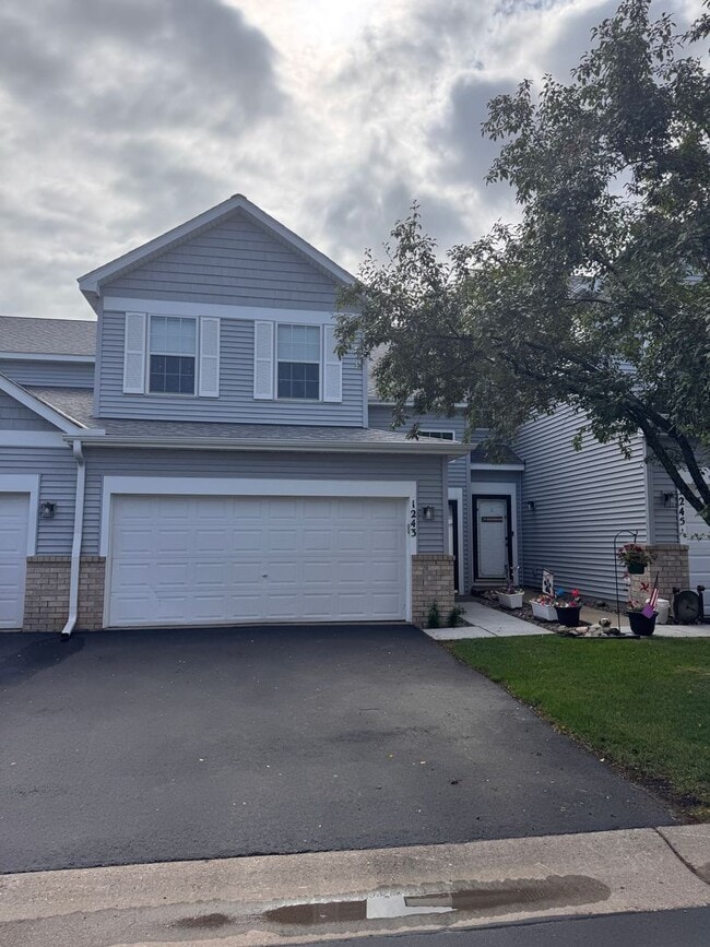 Building Photo - Luxurious 3 Bedroom, 2 Bathroom GORGEOUS townhome!