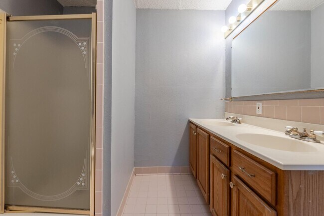 Building Photo - 875 Plainview Dr