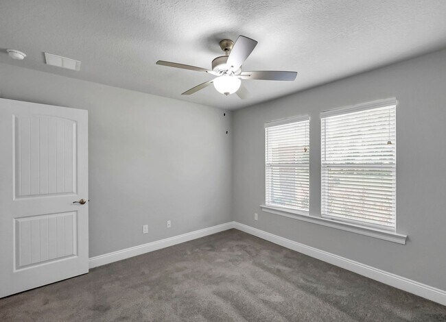 Building Photo - Stunning Rental in Navarre!