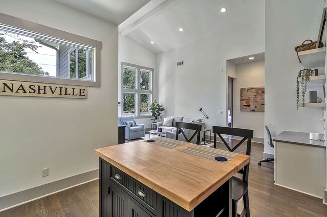 Building Photo - Awesome fully furnished 1BE/1BA in the Wav...