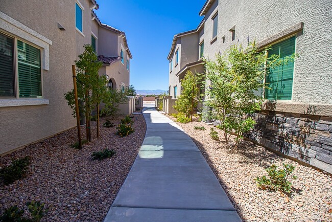 Building Photo - 3BR/ 2.5BA TOWNHOUSE IN North Las Vegas Av...