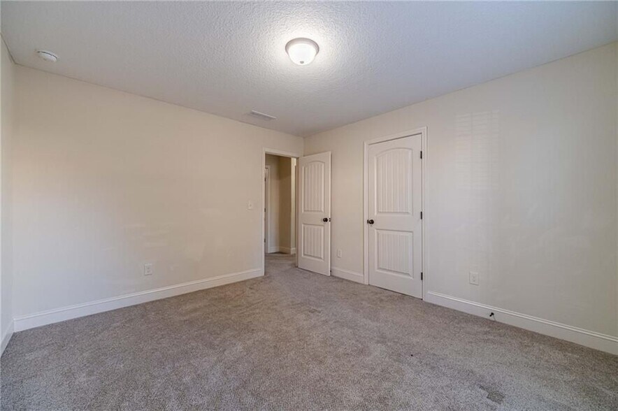 Building Photo - 583 Embassy Walk