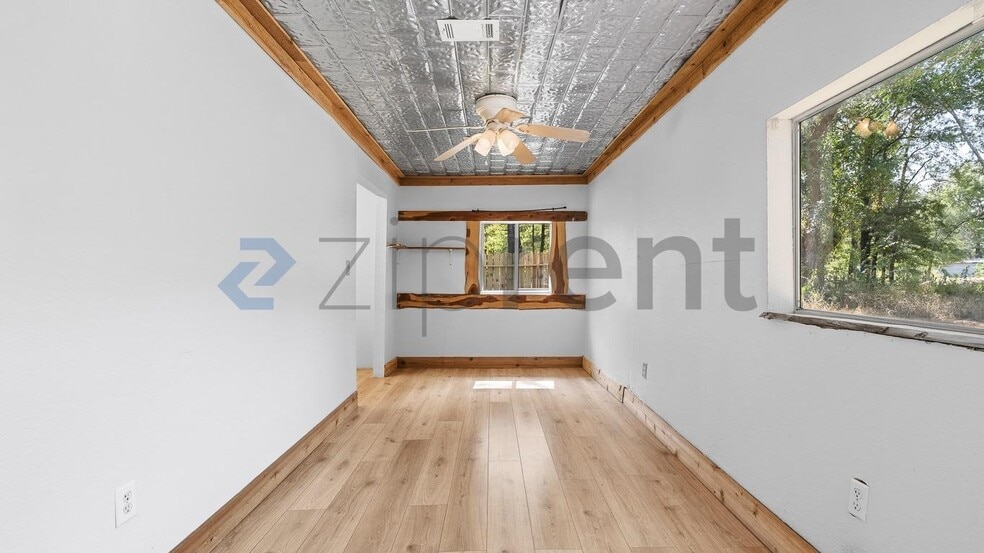 Building Photo - Unit