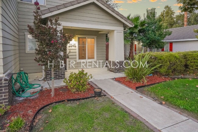 Building Photo - Bright Craftsman-Style 4 Bedroom Home in Q...