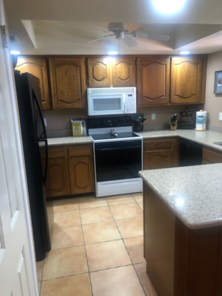 Building Photo - 4303 E Cactus Rd