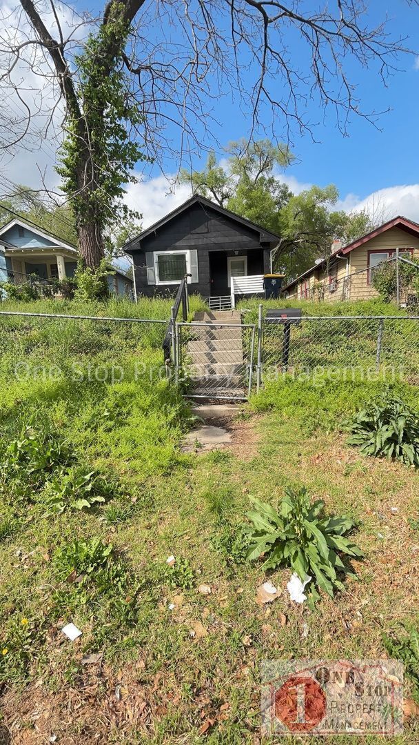 Primary Photo - 3 Bedroom 2 Bathroom home in Kansas City!