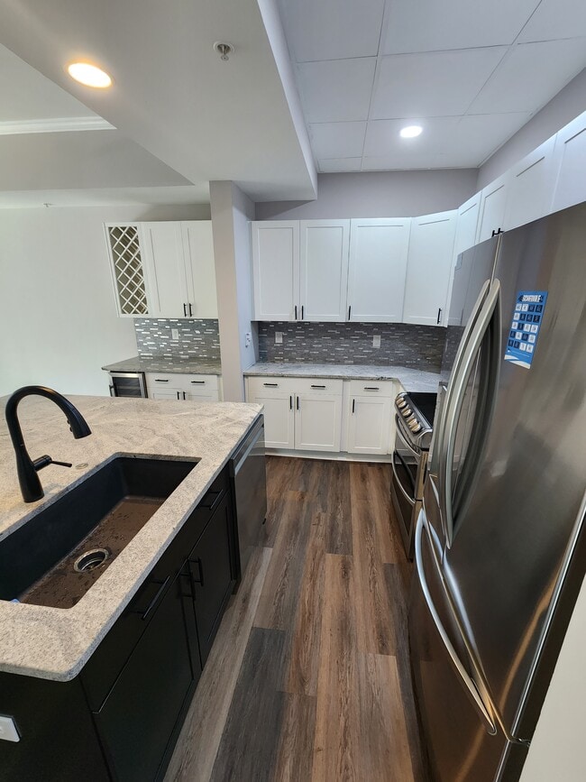 Building Photo - 405 W 7th St