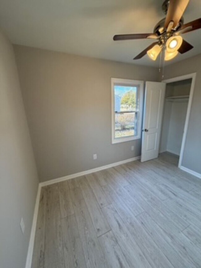 Building Photo - 3 Bed, 1 Bath House in Newport News!