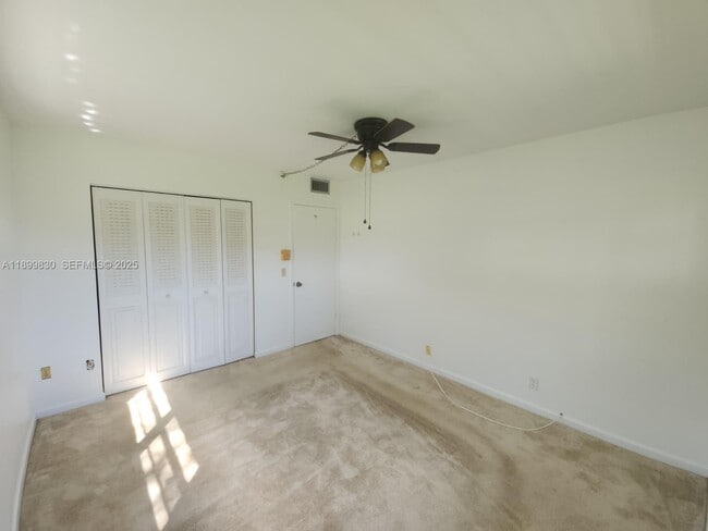 Building Photo - 564 Mansfield M