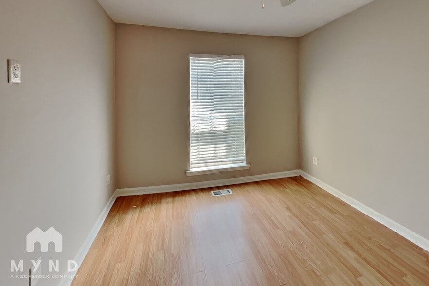 Building Photo - 534 Lakecourt Dr