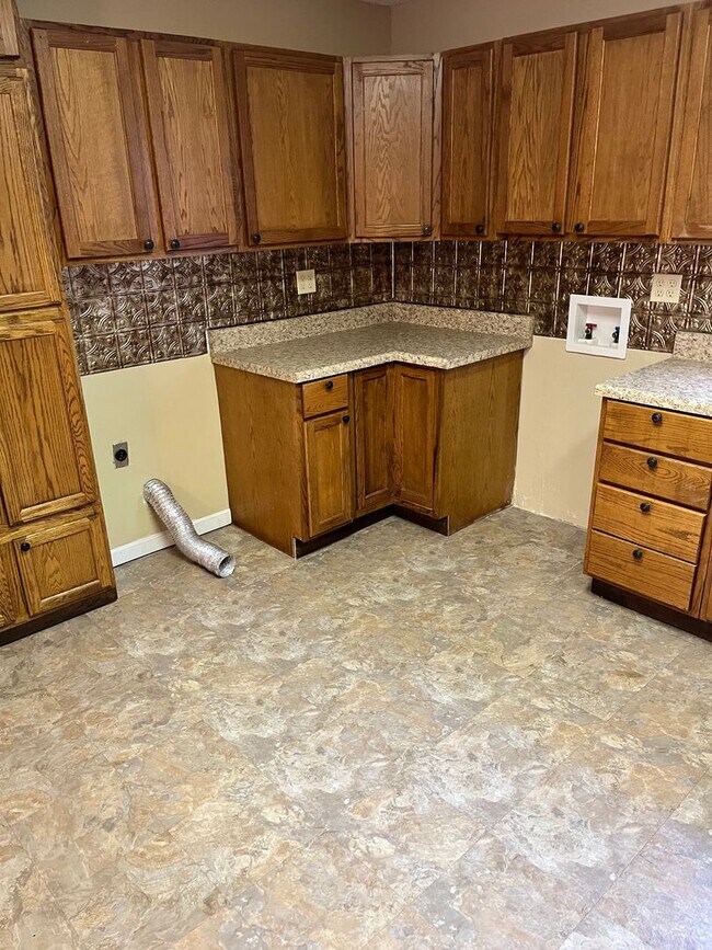 Building Photo - Spacious