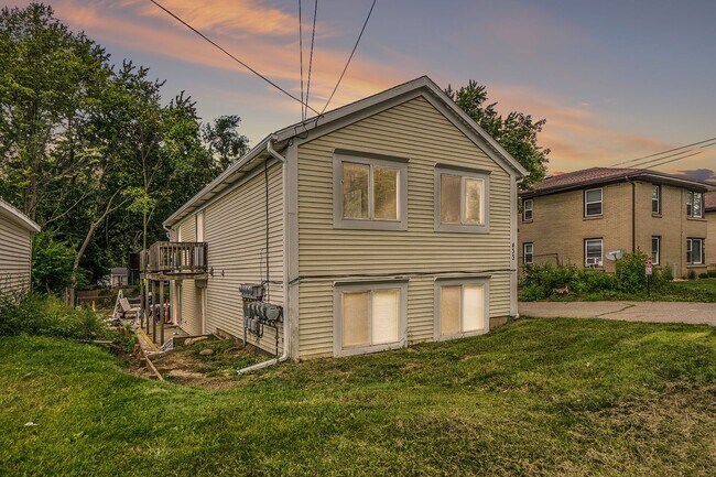 Building Photo - Charming, fully remodeled 2-Bed/1-Bath Par...