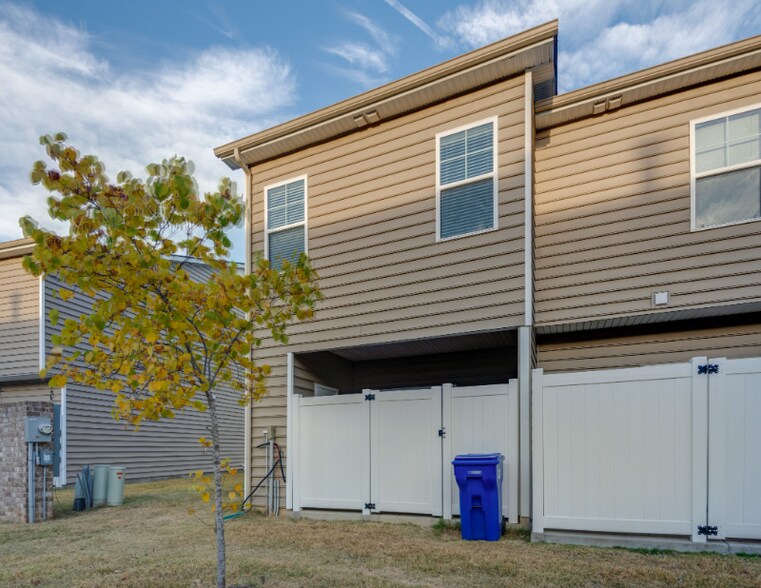 Building Photo - 729 Bradburn Village Way