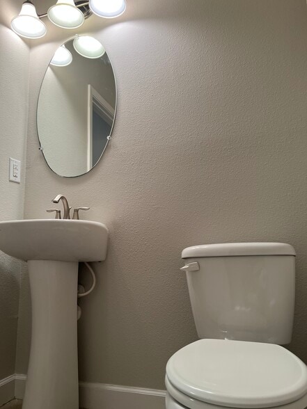 Building Photo - 923 Terra Vista St