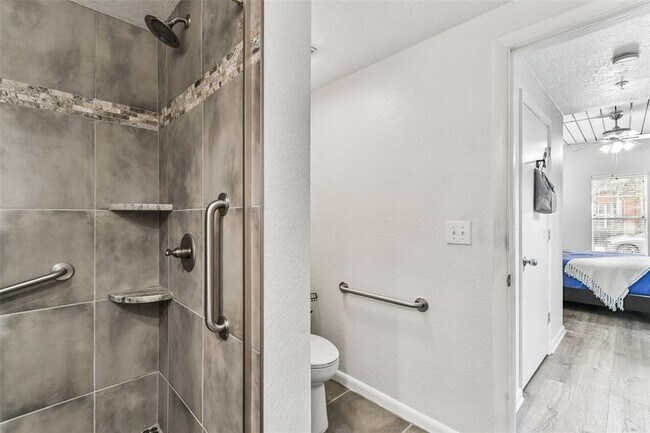 Building Photo - 2421 W Horatio St