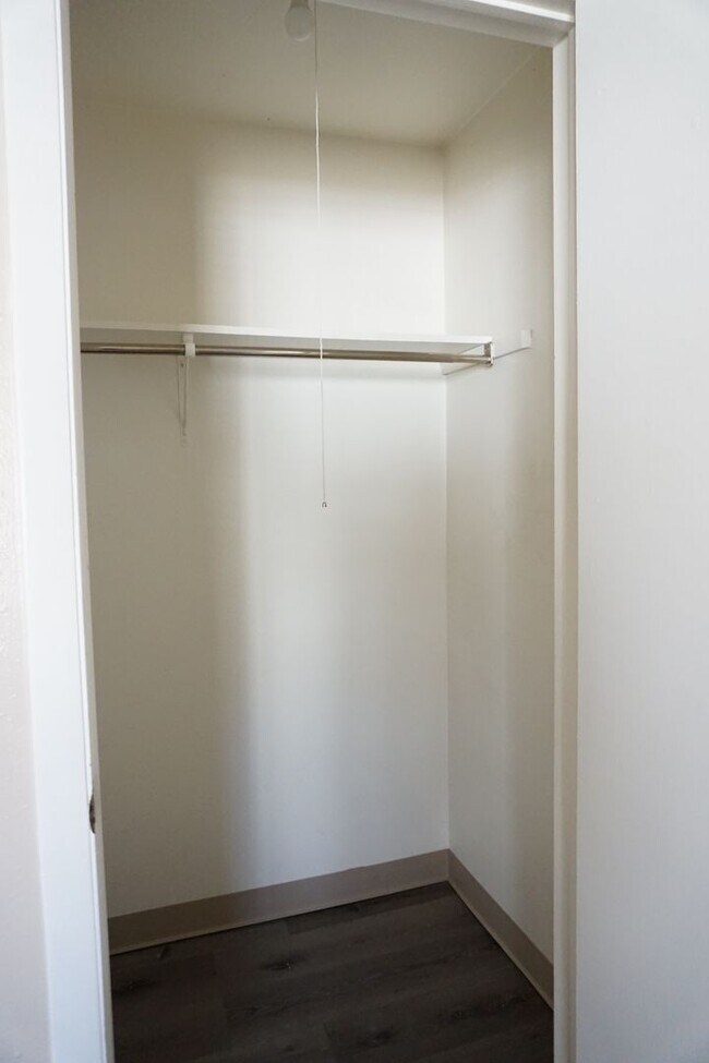 Building Photo - Spacious 2 Bedroom Condo