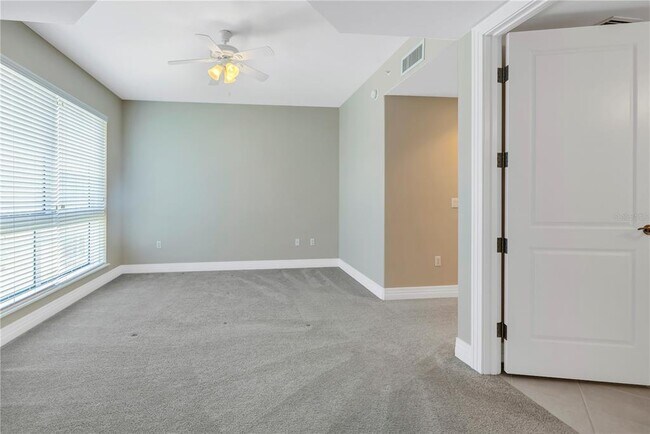 Building Photo - 400 Beach Dr NE