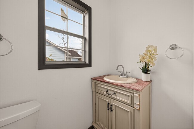 Building Photo - 1110 11th St