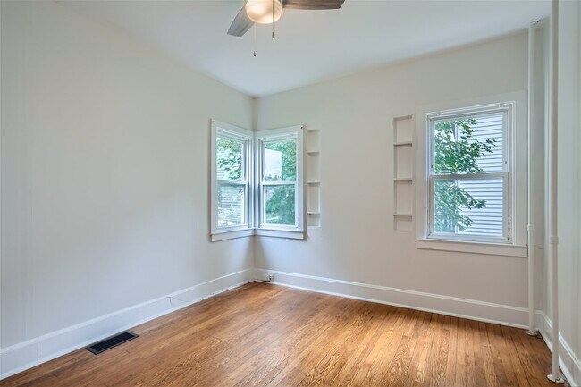 Building Photo - 323 3rd St