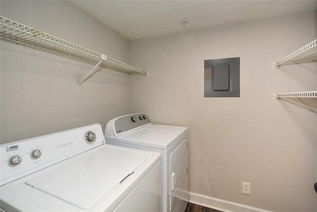 Building Photo - 607 Lismore SE