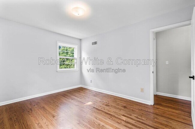 Building Photo - 851 Ward Ln