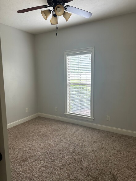 Building Photo - 110 Common Pointe Dr