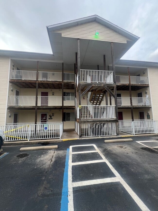 Building Photo - Lakeview Condo for Rent - The Ledges, Osage Beach!