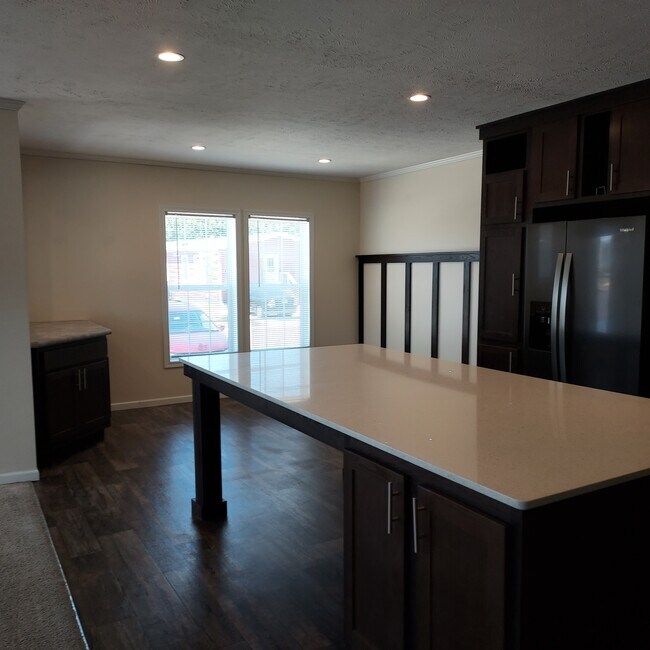 Building Photo - 6438 Hamlet