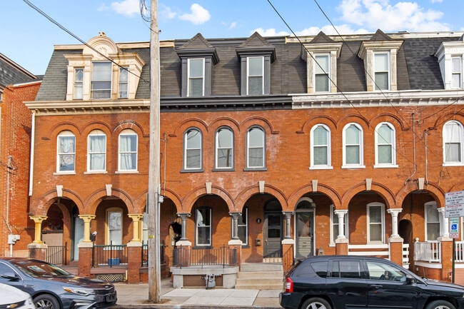 Primary Photo - 449 N Prince St