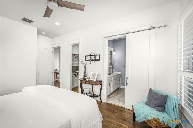 Building Photo - 653 Center Green